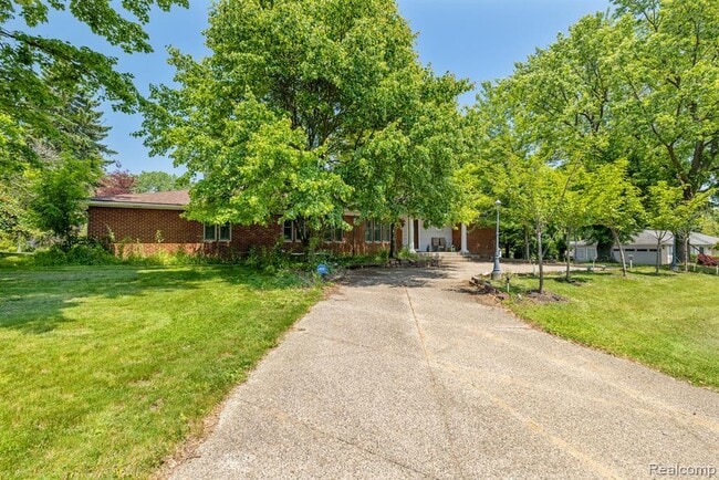 Building Photo - 297 Vreeland Dr