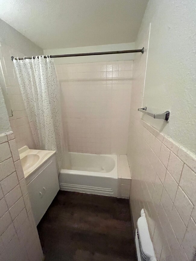 Building Photo - 2 Bed, Charm and All Bills Paid!