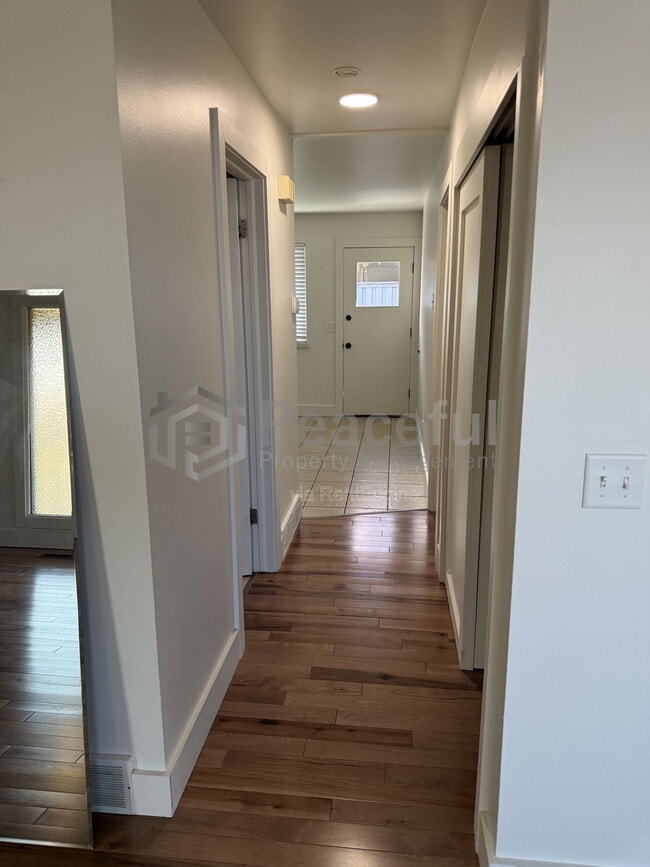 Building Photo - 2025 Broadmoor St S