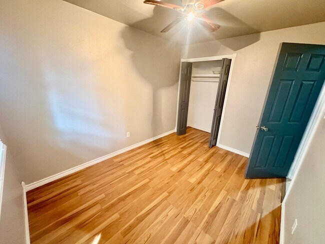 Building Photo - Spacious 4 Bedroom, 2 Bathroom Home with L...