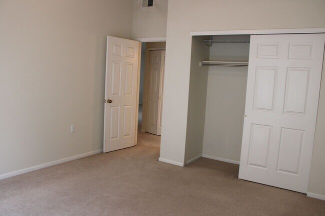 Building Photo - Comfortable 2-Bedroom Condo in Desirable F...
