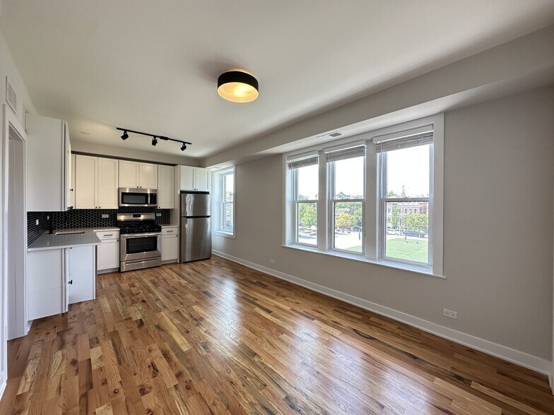 Building Photo - 661 W Wrightwood Ave