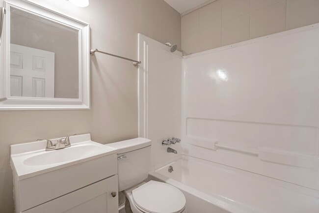Building Photo - Charming Apartment Downtown Columbia - Hou...