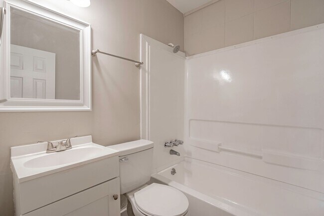 Building Photo - Charming Apartment Downtown Columbia - Housing Vouchers Accepted!