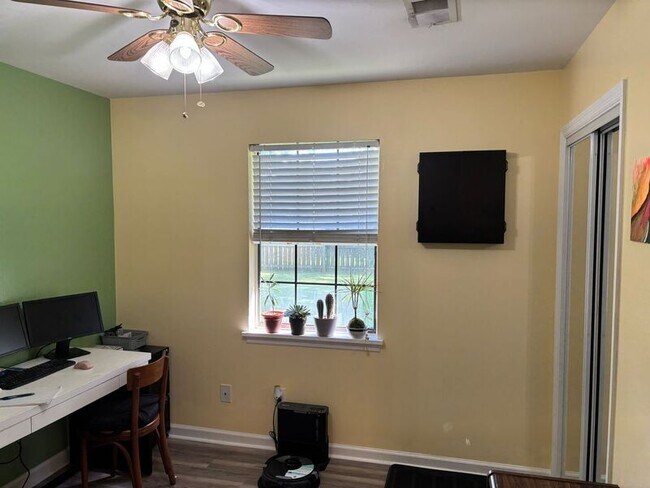 Building Photo - 206 Village Green Cir