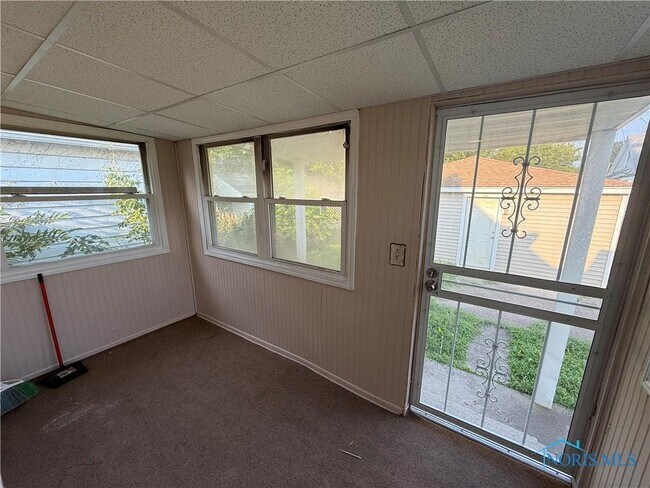 Building Photo - 3319 Maple St