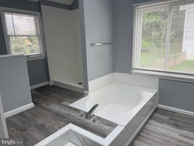 Building Photo - 10909 Clara Barton Ct