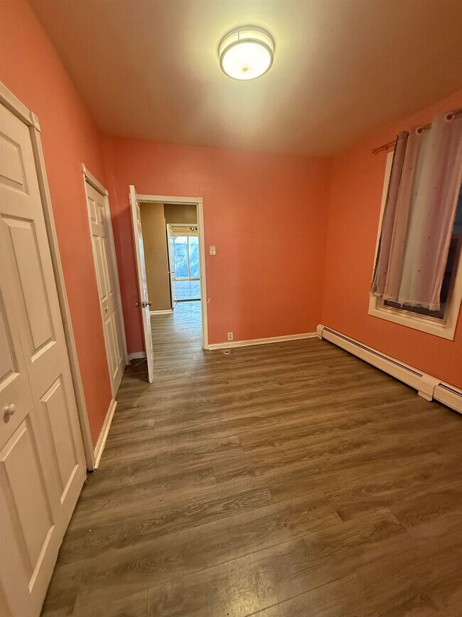 Building Photo - 290 Ege Ave