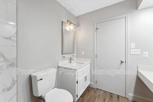 Building Photo - 4924 Roxbury Dr
