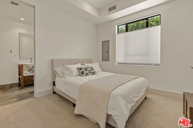 Building Photo - 7801 Hillside Ave