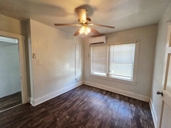 Building Photo - 1001 S Main St