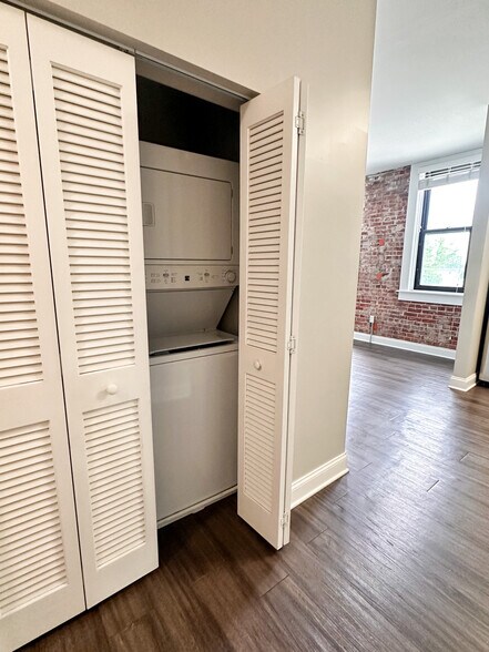 Building Photo - Emhardt Apartments