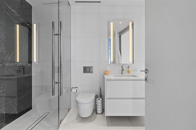 Building Photo - 300 Biscayne Blvd Way