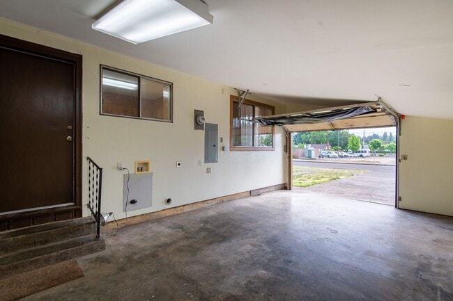 Building Photo - Charming, Newly-Renovated 3 Bed, 1.5 Bath ...