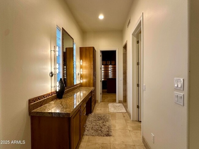 Building Photo - 5711 W Linda Ln