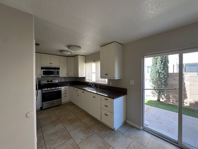 Building Photo - 3 bedroom 2.5 Bath Home in gated NE heights