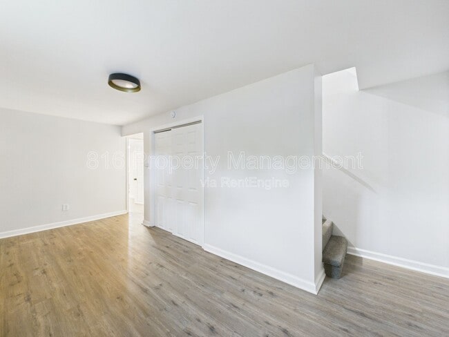 Building Photo - 100 S Oxford Ave