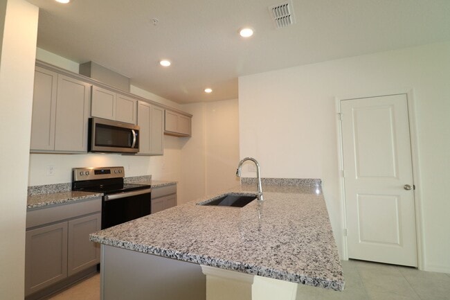 Building Photo - 3/2.5/1 Town Home with community pool!
