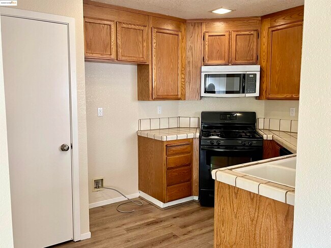 Building Photo - 730 Forest View Common