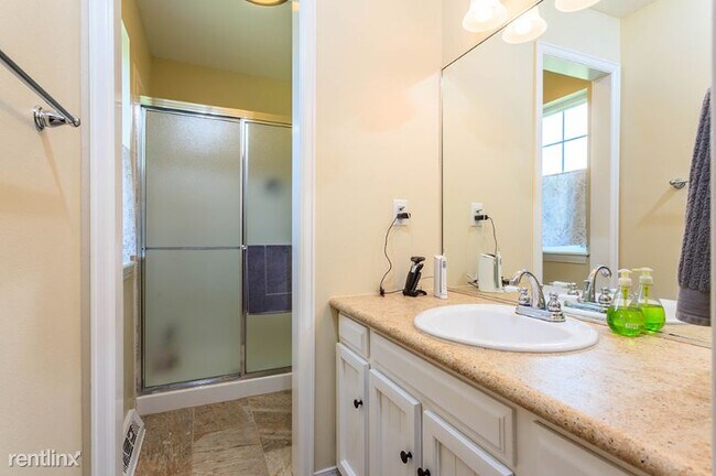 Building Photo - 4 br, 3 bath Townhome - 2851 E. Geddes Pl.