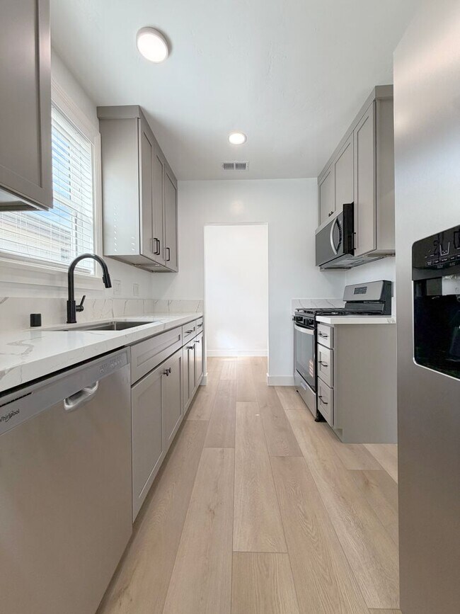 Building Photo - Alhambra Dr