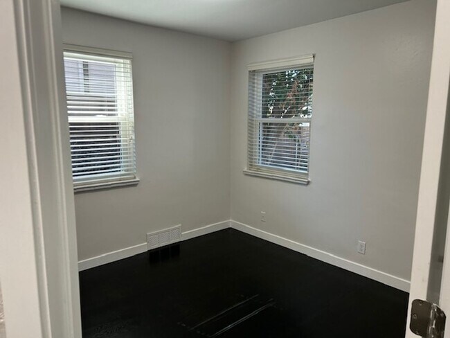 Building Photo - Newly Remodeled Duplex