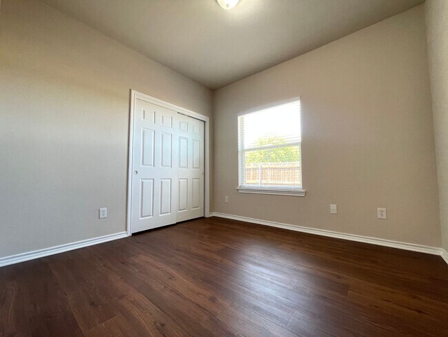 Building Photo - Charming 3/2 Duplex with Garage — No Carpet, Fenced Yard!