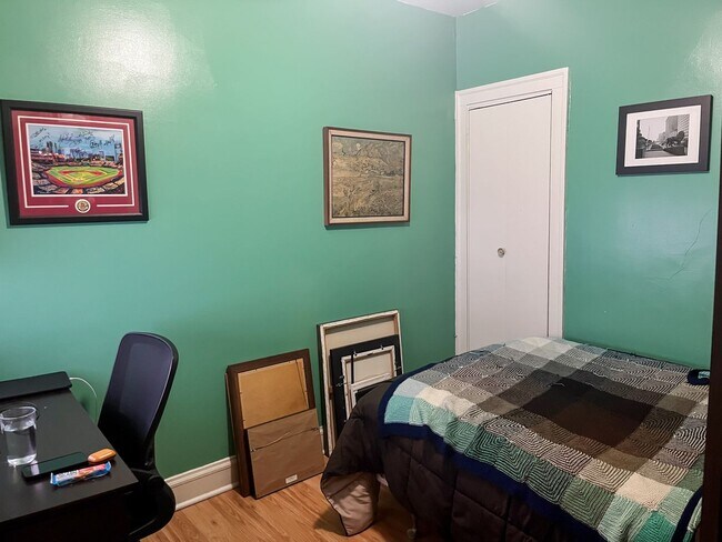 Building Photo - Sheridan Park / Uptown - 3 Bed / 1 Bath