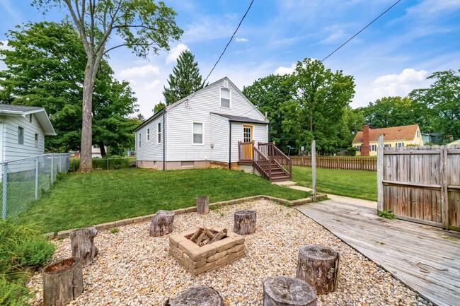 Building Photo - 5432 Sharon Park Ave