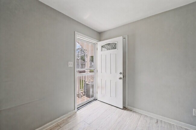 Building Photo - Modern 2 bed 1 bath home with fenced yard in Hampton