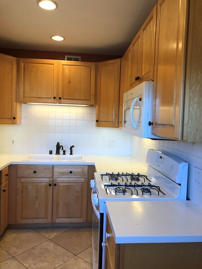 Building Photo - Great 2 bedroom condo, all utilities included, walking distance to Naval Postgraduate School and MPC