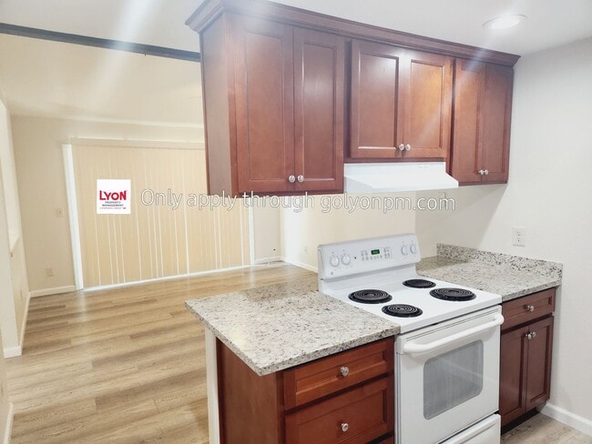 Building Photo - Renovated Halfplex! - Available Now!!