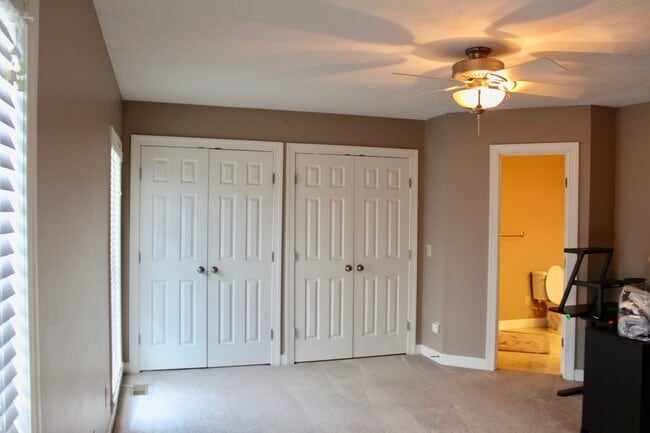 Building Photo - Large Townhome with a garage for rent! Lar...