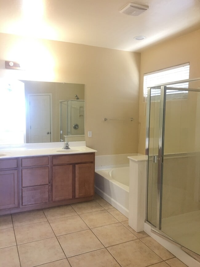 Building Photo - Beautiful Ranch Style 3 Bed 2 Bath Home!