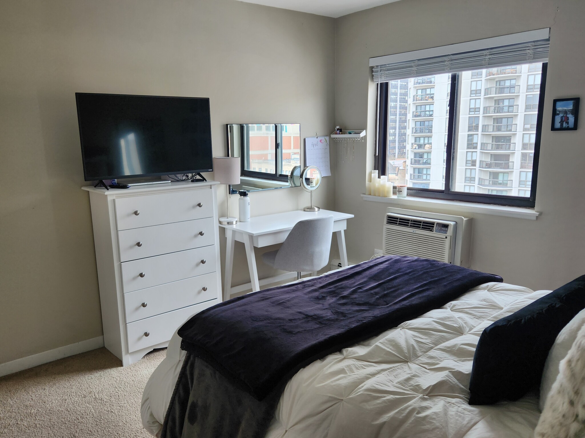 Bdrm 1 - 607 W Wrightwood Ave