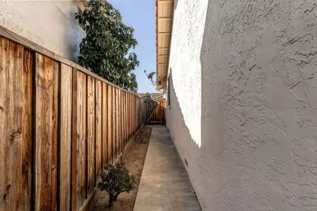 Building Photo - 161 Bender Cir