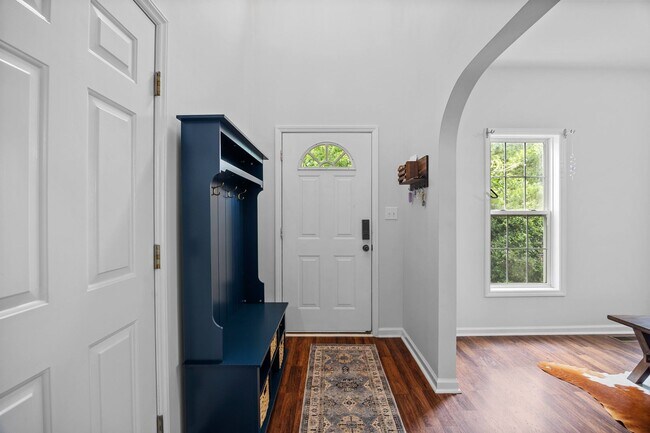 Building Photo - Spacious 3-Bed / 2.5-Bath Home in Southwes...