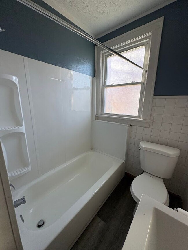 Building Photo - Two bedroom one bathroom 1st level for rent