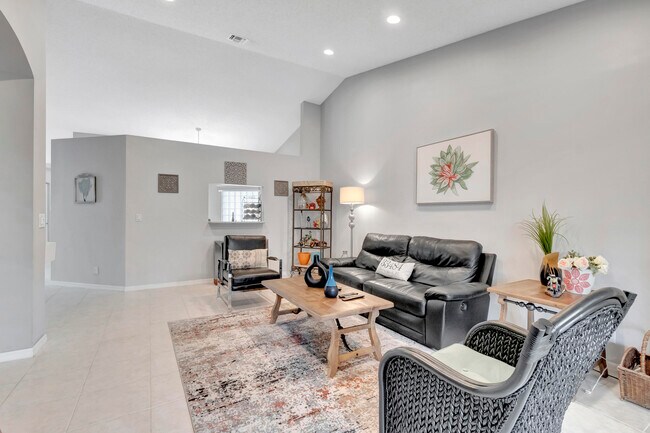 Building Photo - 6129 Heliconia Rd