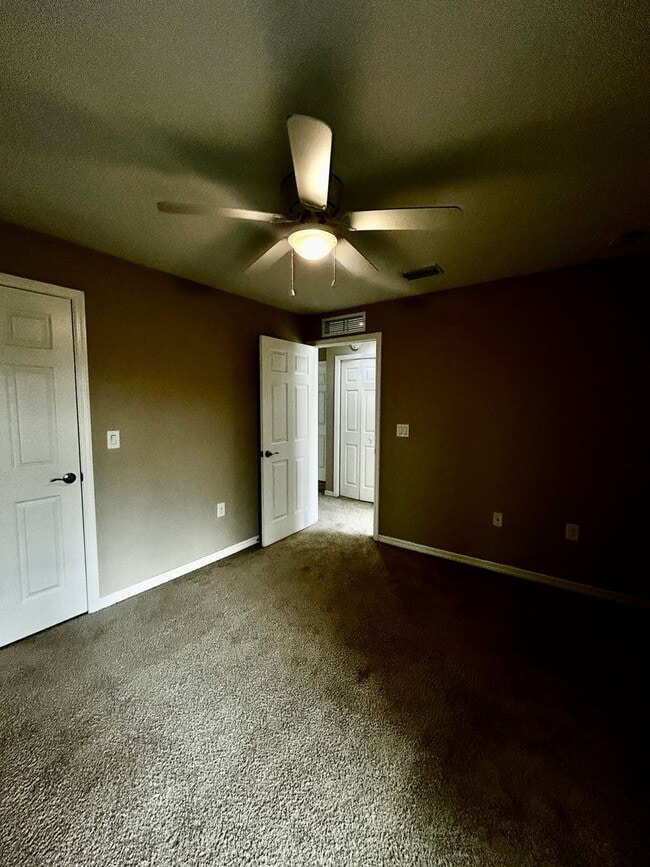 Building Photo - Beautiful 3-Bedroom 2.5 Bath Single-Family Home in Hammock Cove