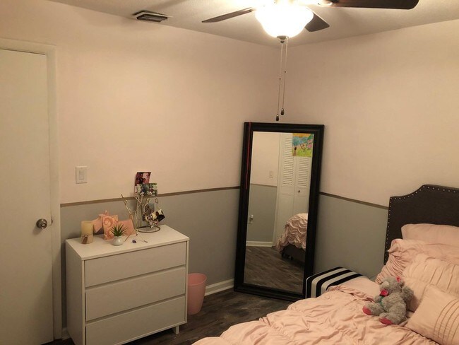 Building Photo - 5516 Sedgefield St