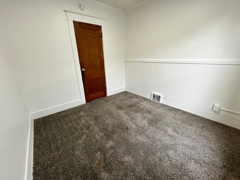 Building Photo - 239 Ann St NE