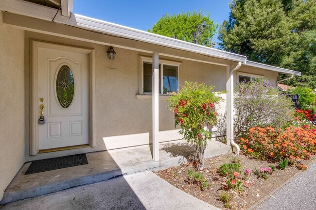 Building Photo - Spacious Home l Massive 12,525 Sq Ft Lot l...