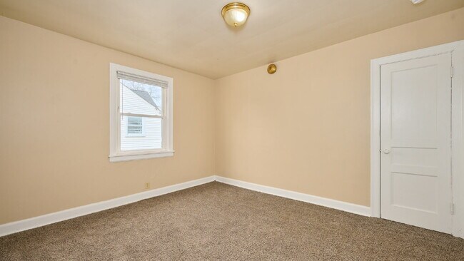 Building Photo - For Rent: 2BR, 1BA duplex (Do not apply without speaking with us first.)