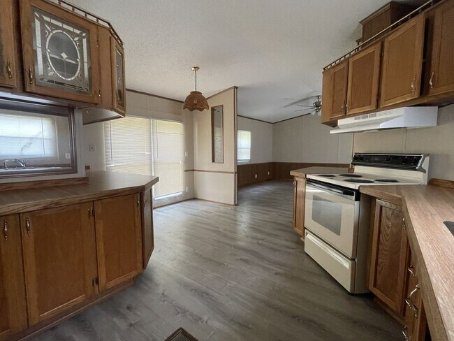 Building Photo - 3 Bed 2 Bath Home For Rent