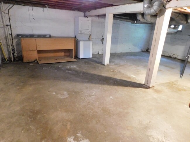 Building Photo - 2-bedroom, 1-bathroom Apartment w/ Basemen...