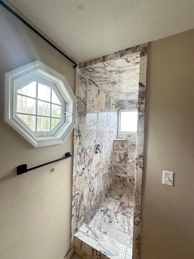 Building Photo - 383 SW Tulip Blvd