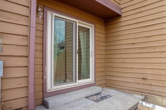 Building Photo - Spacious 3 Bedroom, 3 Bathroom Willowbrook Condo in Gunbarrel