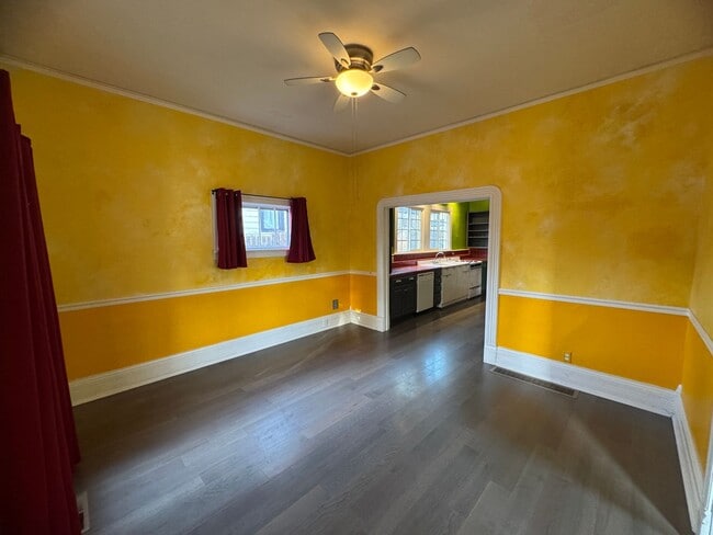 Building Photo - Adorable 1 BD + Loft and Office Bungalow in SE Richmond Neighborhood. ** Central Heat & AC! **