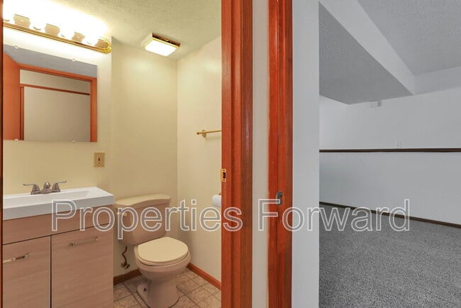 Building Photo - 2246 Shirlene Dr